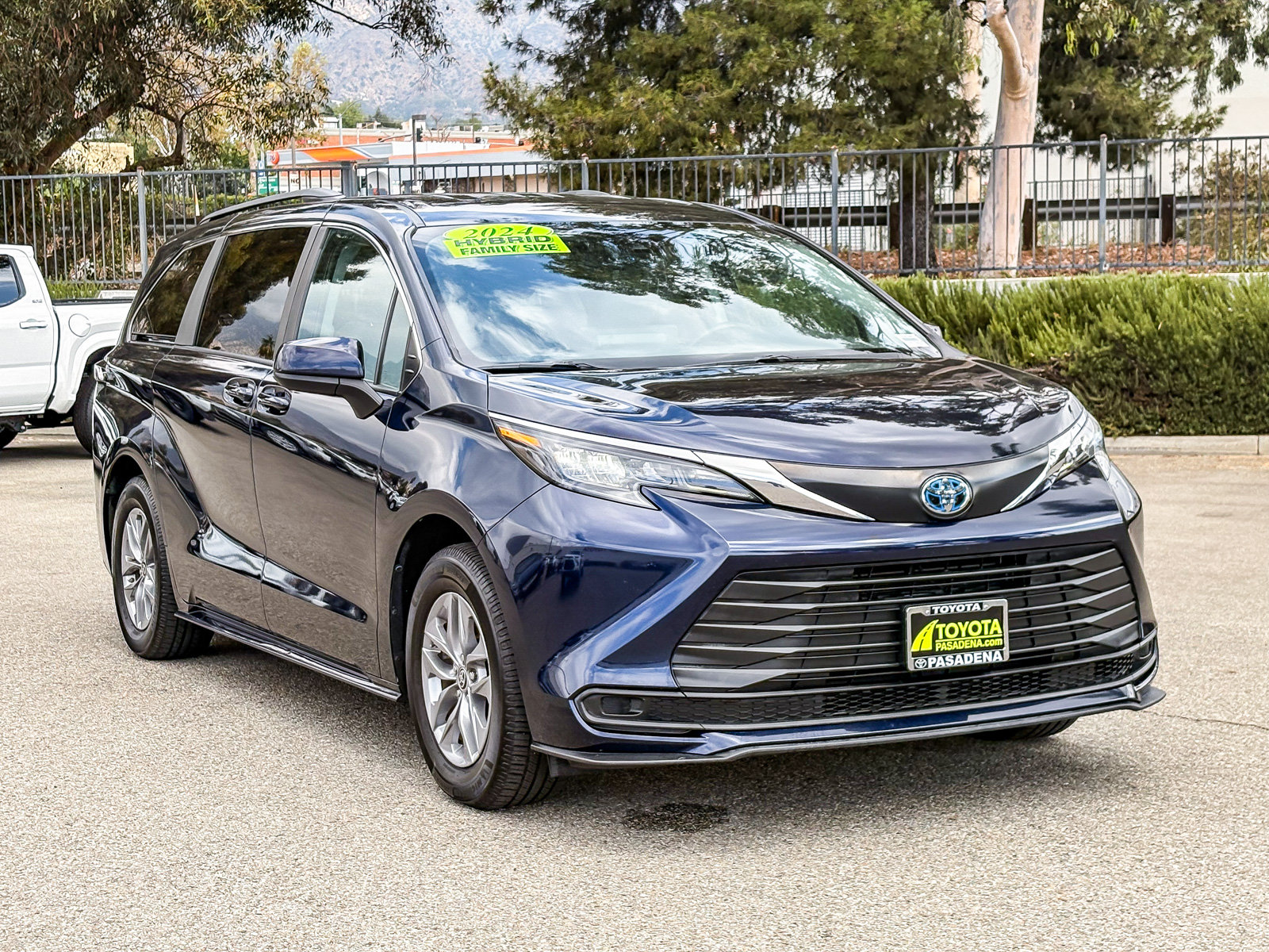 Used 2024 Toyota Sienna LE FWD image 3