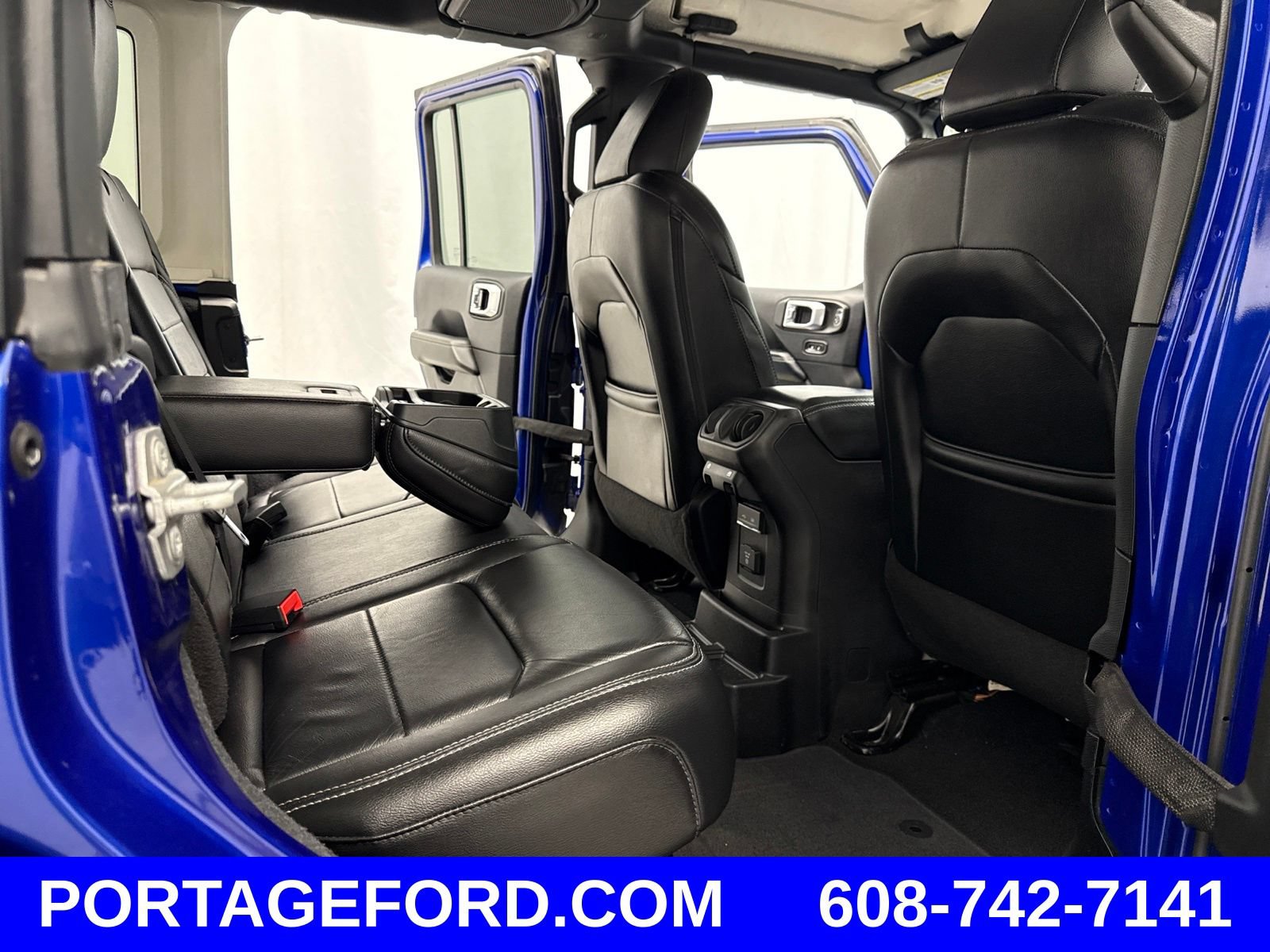 Used 2018 Jeep Wrangler Unlimited Sahara w/ Cold Weather Group AWD/4WD image 33
