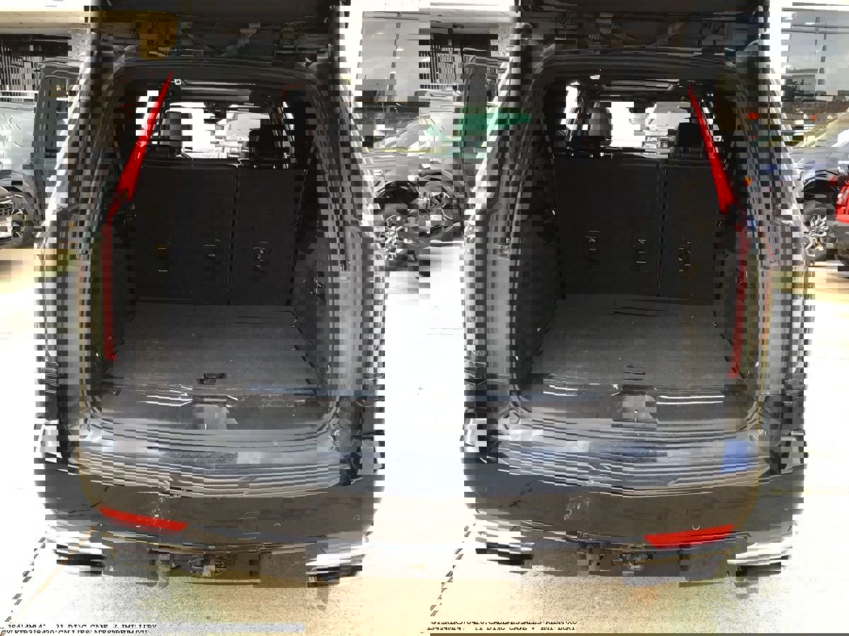 Used 2021 Cadillac Escalade ESV Premium Luxury w/ Driver Assist Tech Package AWD/4WD image 15