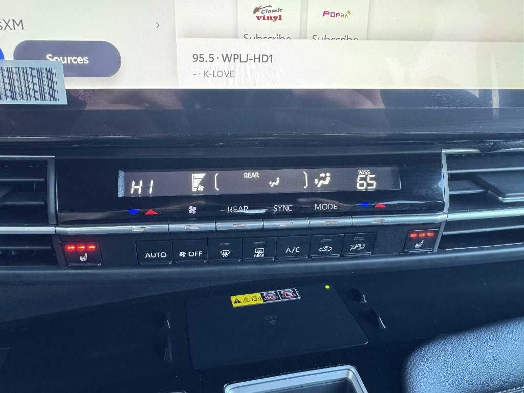 Used 2025 Toyota Sienna XLE Woodland Edition image 20