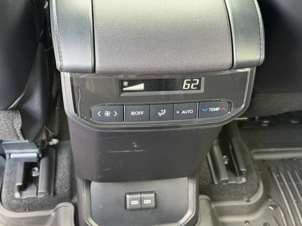 Used 2023 Toyota Highlander XLE FWD image 22