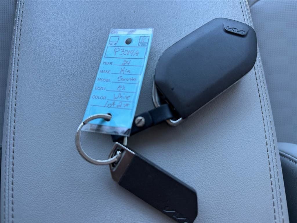 Used 2024 Kia Sorento EX w/ Panoramic Sunroof Package image 28