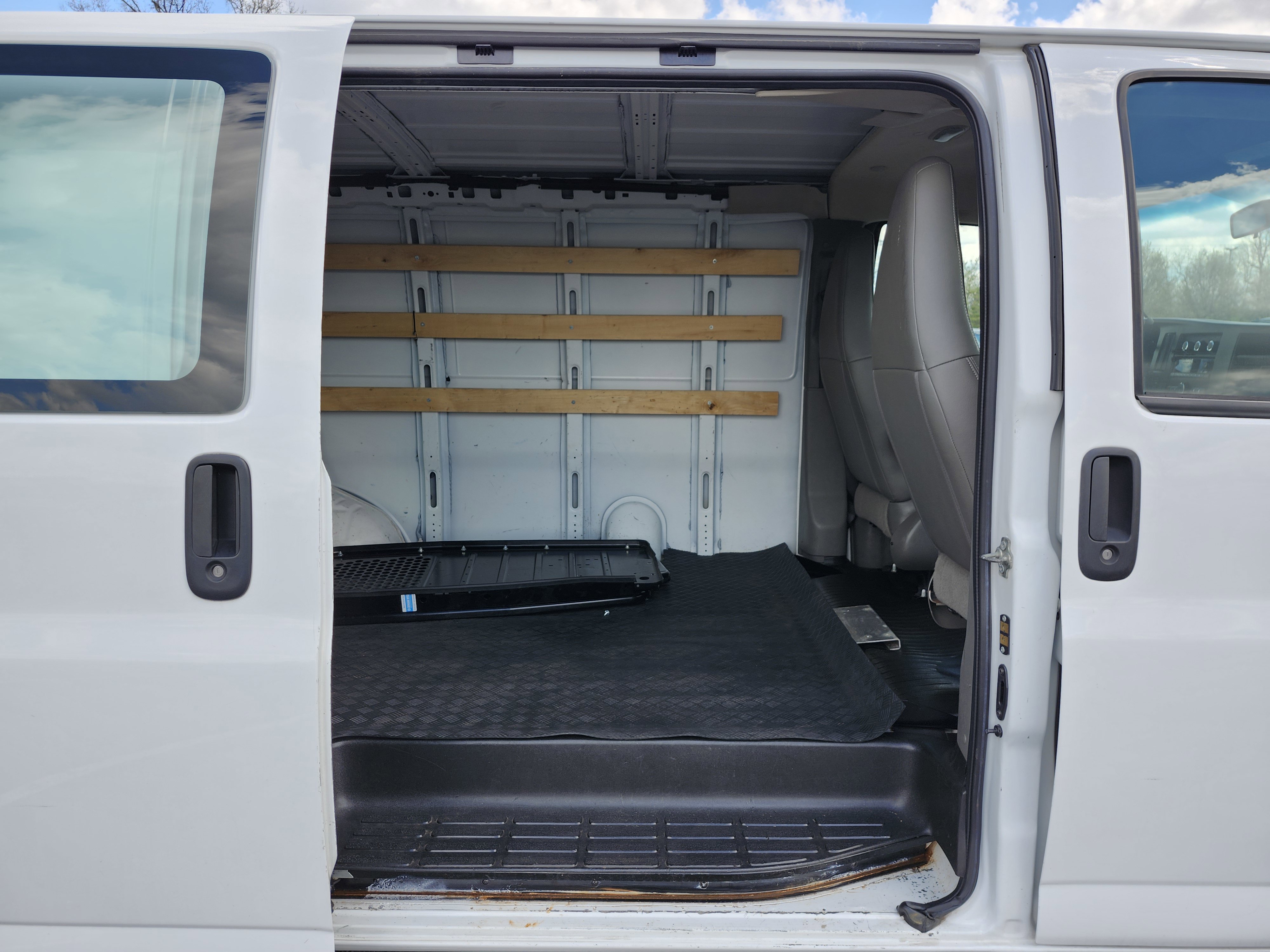 Used 2020 GMC Savana 2500 w/ Driver Convenience Package image 17