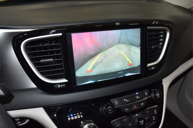 Certified 2024 Chrysler Pacifica Touring-L FWD image 16