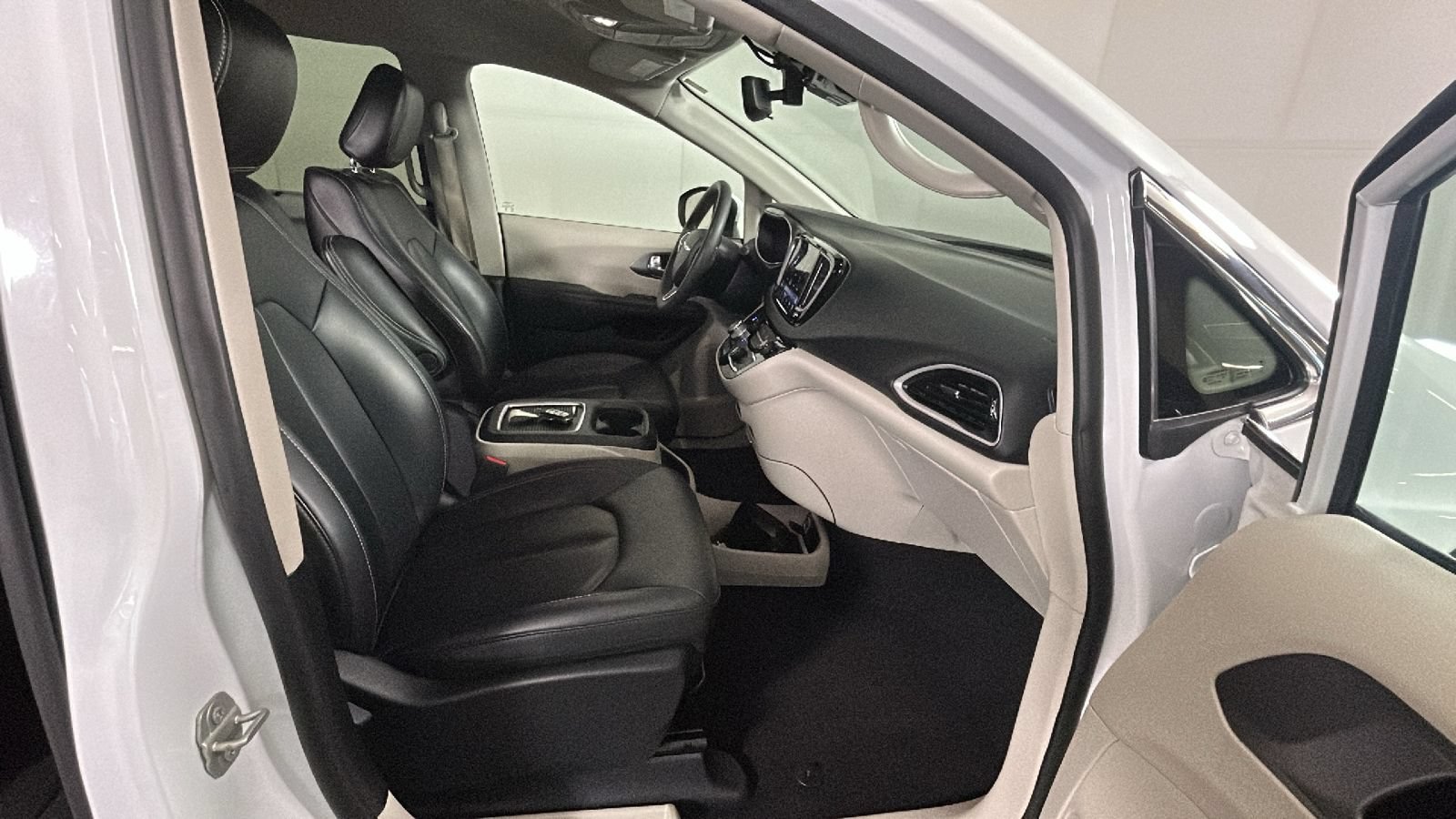 Used 2023 Chrysler Pacifica Touring-L FWD image 34