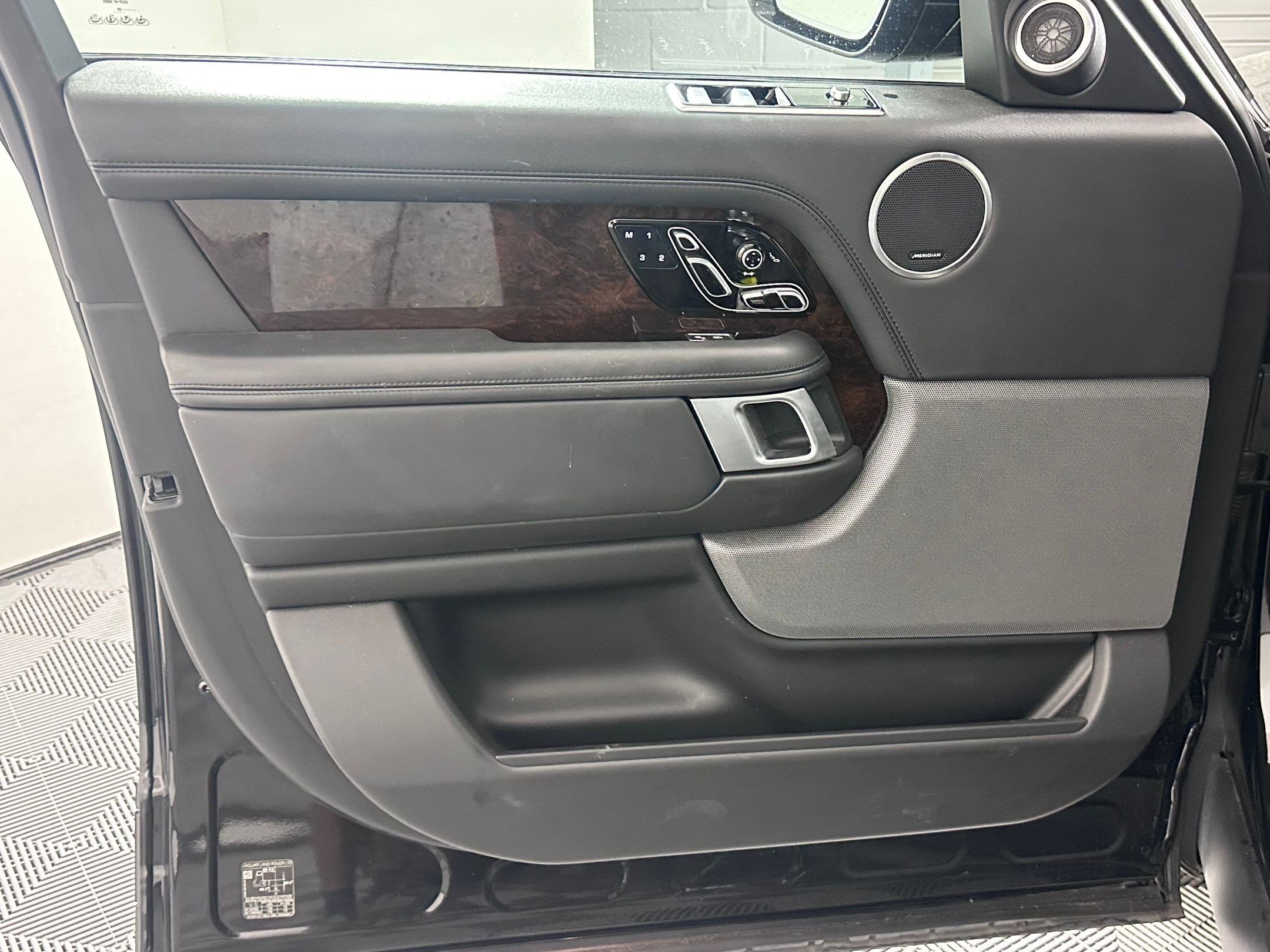 Used 2020 Land Rover Range Rover HSE image 10