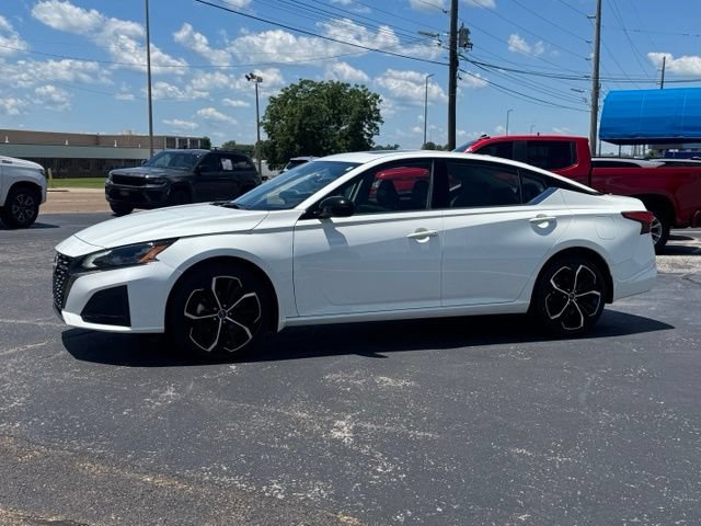 Used 2025 Nissan Altima 2.5 SR w/ SR Premium Package AWD/4WD image 3