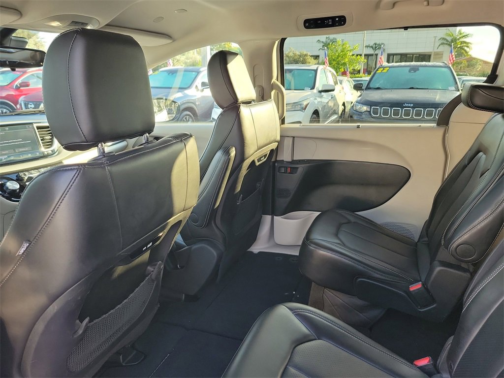 Used 2024 Chrysler Pacifica Touring-L image 8