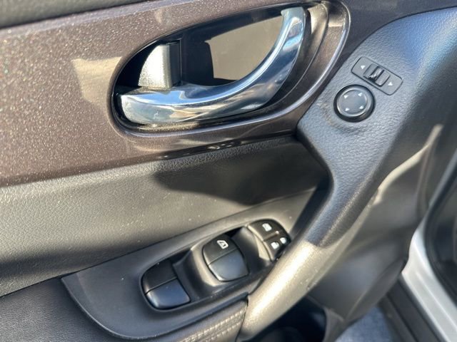 Used 2018 Nissan Rogue SV image 12