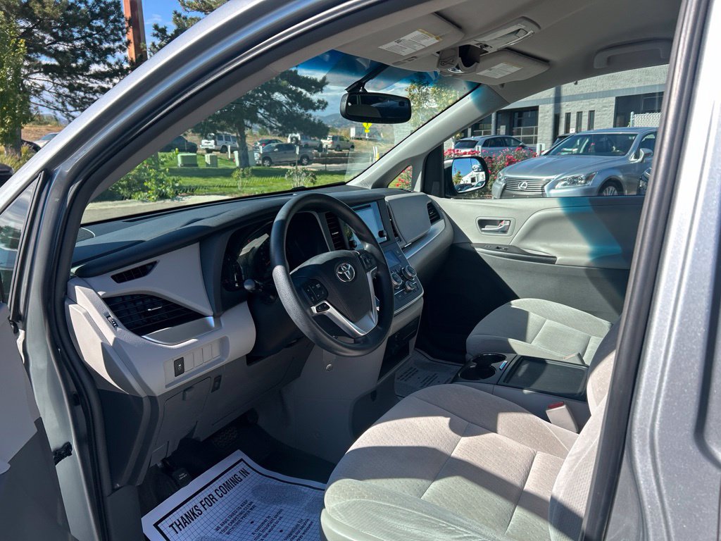 Used 2015 Toyota Sienna LE FWD image 23
