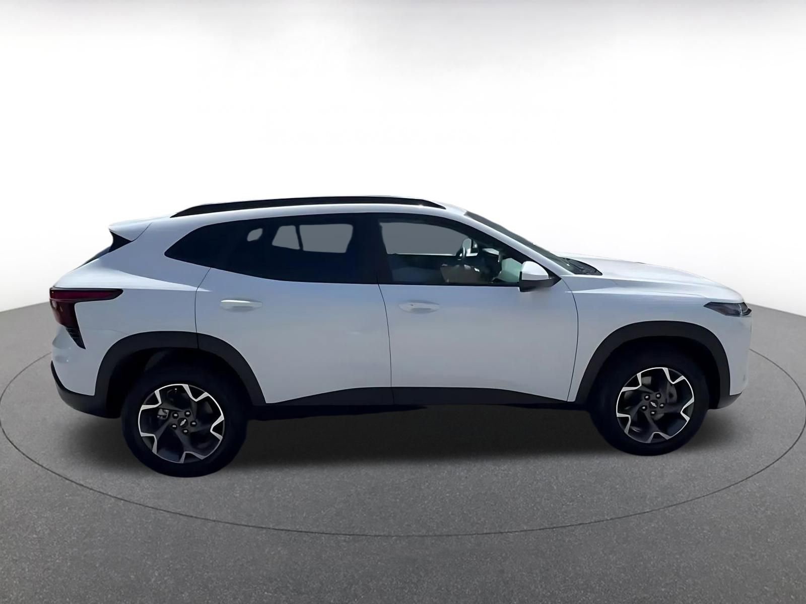 Used 2025 Chevrolet Trax LT w/ LT Convenience Package image 16