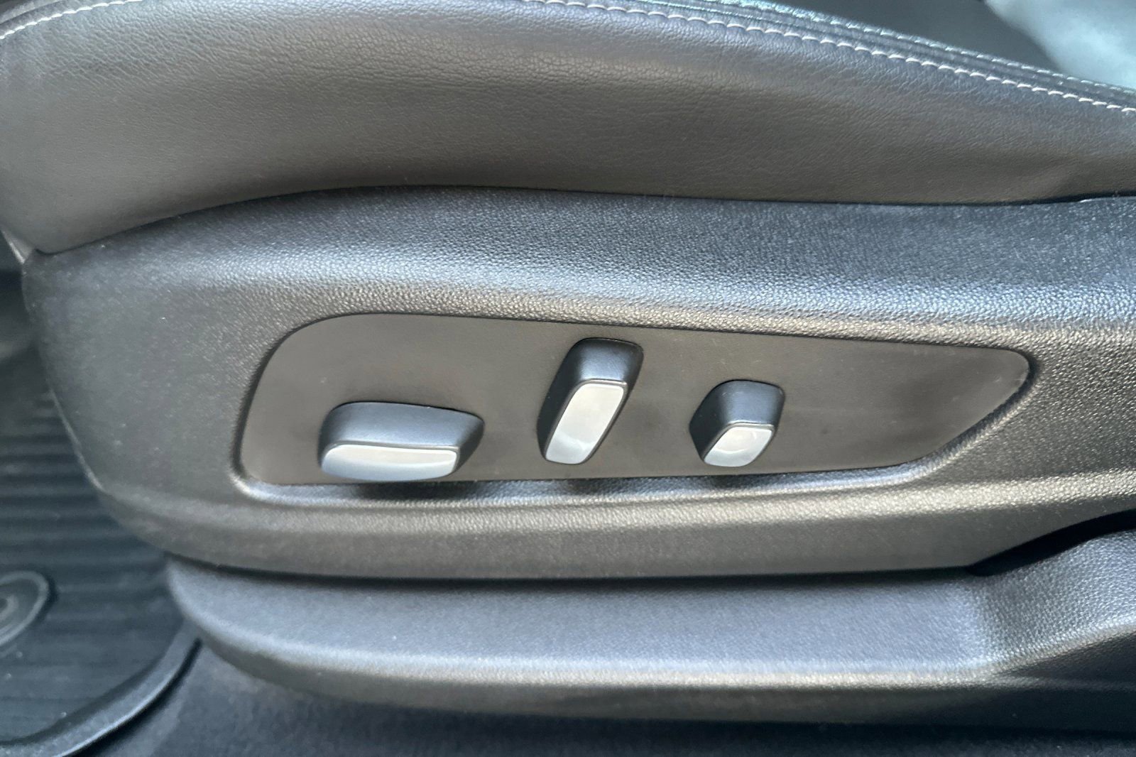 Used 2022 Cadillac XT6 Premium Luxury w/ Technology Package image 12