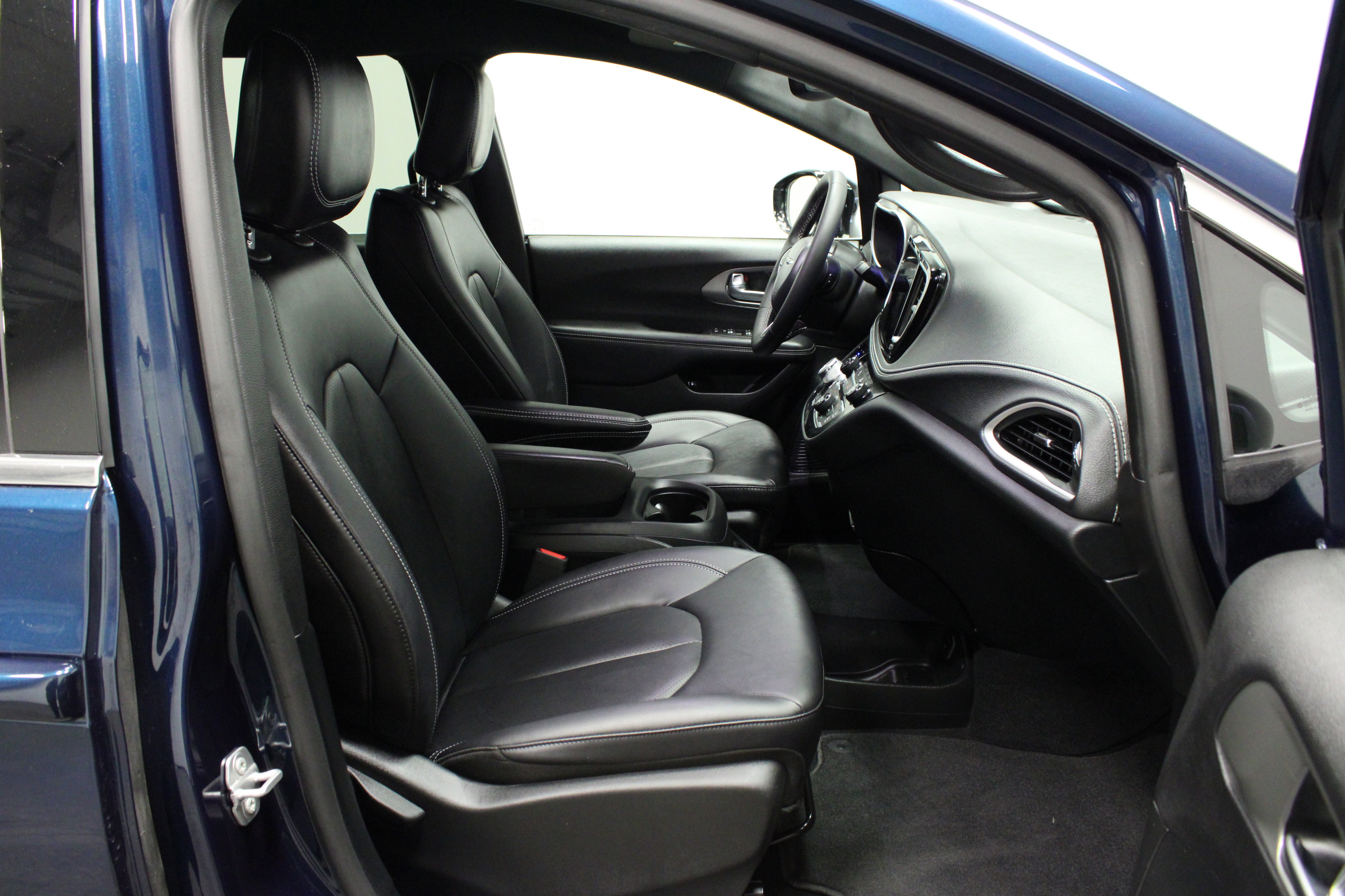 Used 2025 Chrysler Pacifica Select image 14