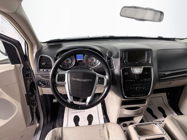 Used 2013 Chrysler Town & Country Touring FWD image 21