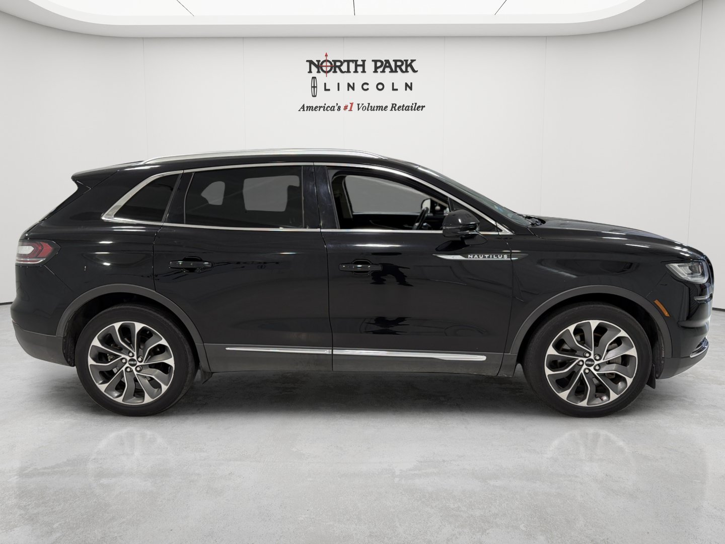 Used 2022 Lincoln Nautilus Reserve w/ Cargo Utility Package FWD image 6