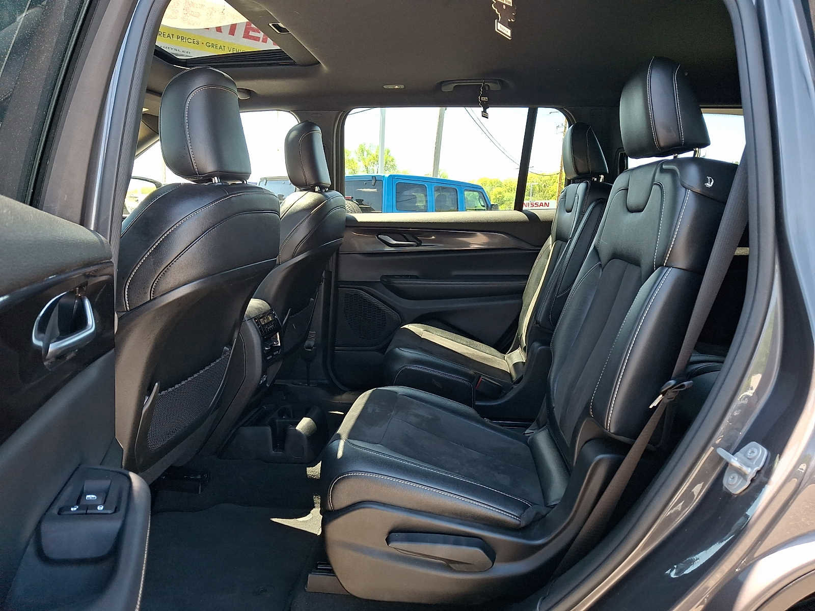 Used 2023 Jeep Grand Cherokee L Laredo AWD/4WD image 12