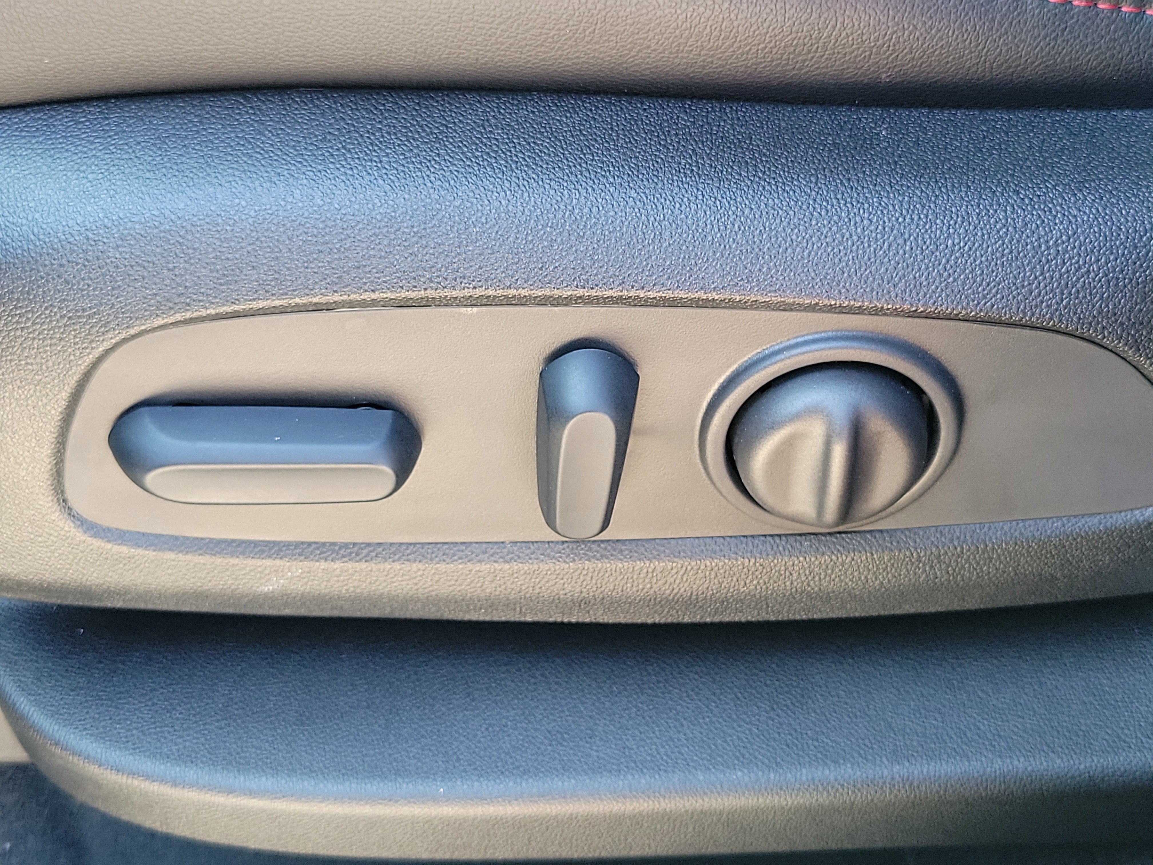 Used 2023 Chevrolet Traverse RS image 18