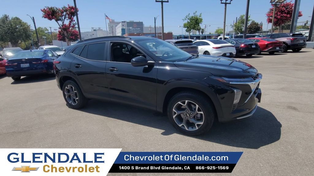 Certified 2025 Chevrolet Trax LT FWD image 2