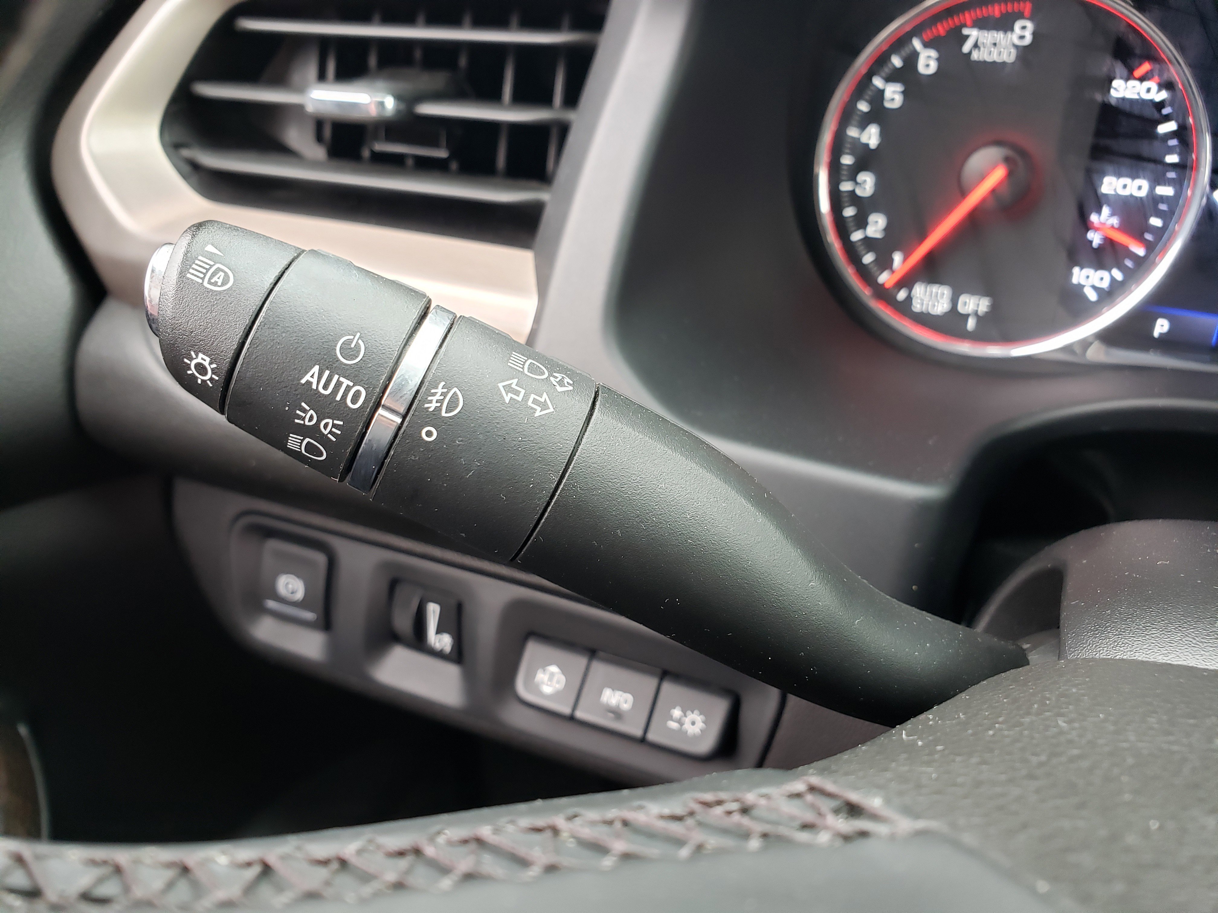 Used 2023 GMC Acadia Denali image 17