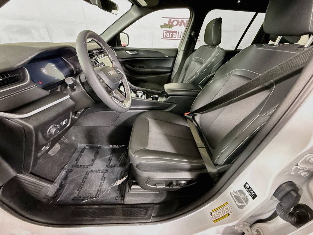 Used 2025 Jeep Grand Cherokee Laredo w/ MOPAR Finishing Package AWD/4WD image 24