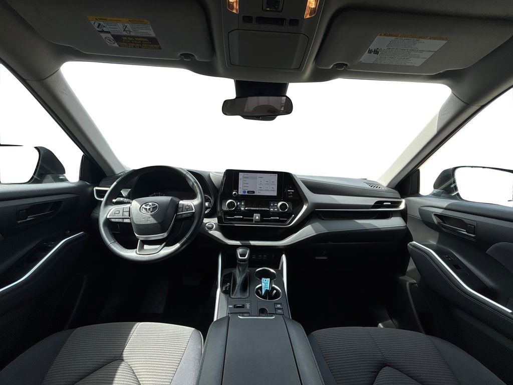 Used 2023 Toyota Highlander LE AWD/4WD image 18