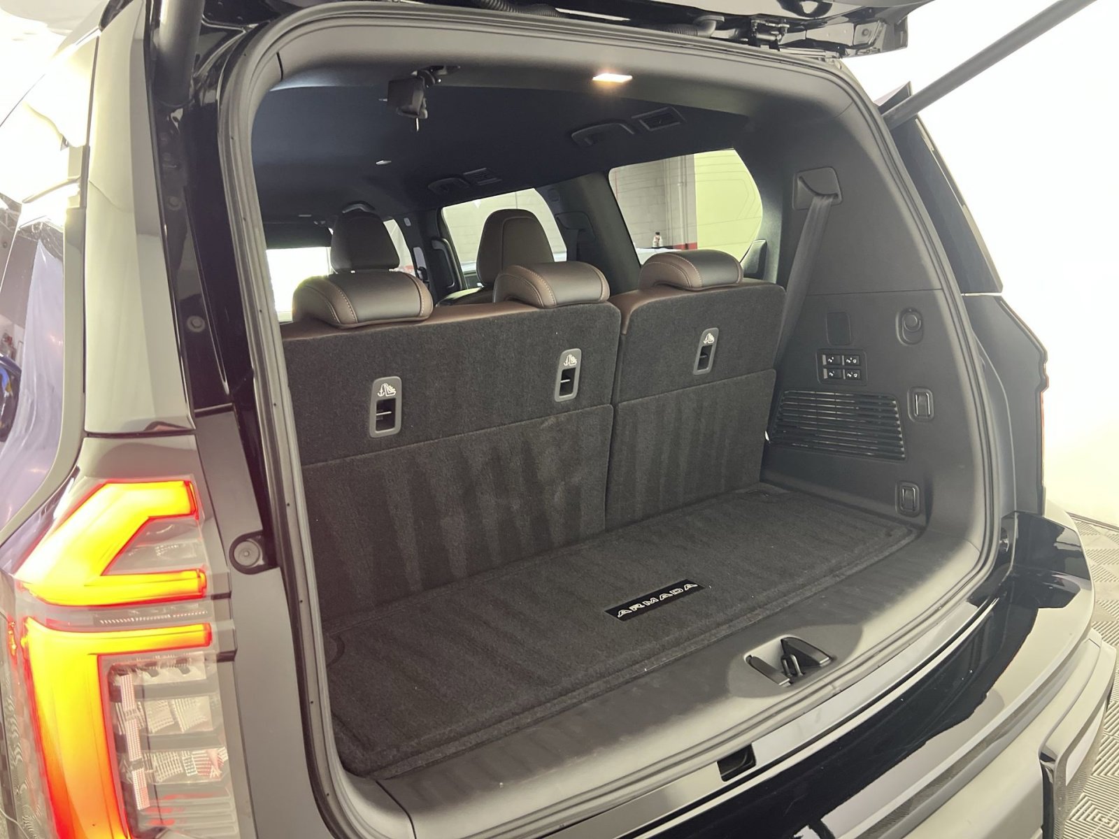 Used 2025 Nissan Armada SL AWD/4WD image 28
