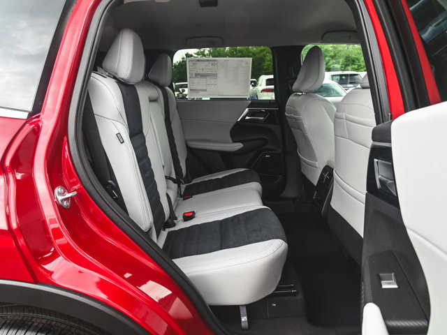 New 2025 Mitsubishi Outlander SE image 29