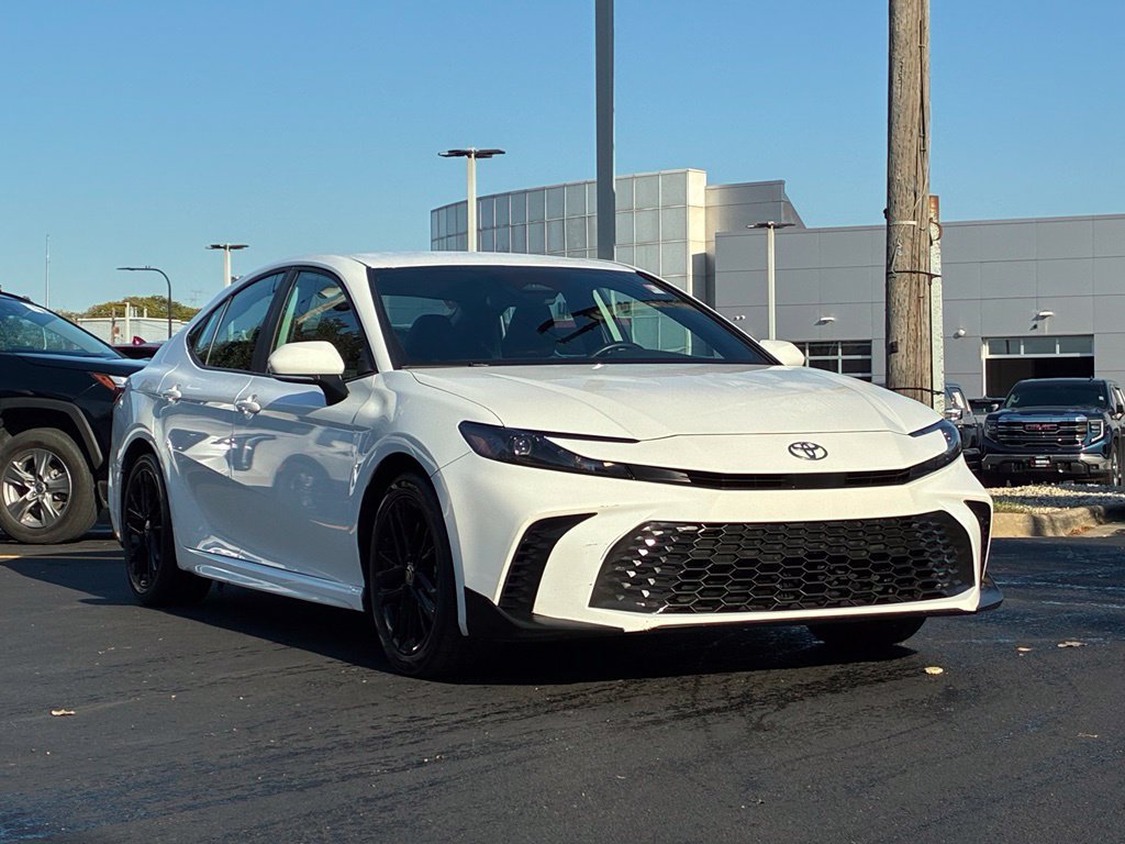 Used 2025 Toyota Camry SE FWD image 3