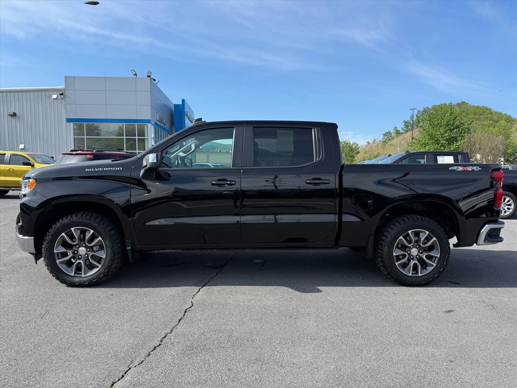 Used 2022 Chevrolet Silverado 1500 LT AWD/4WD image 2