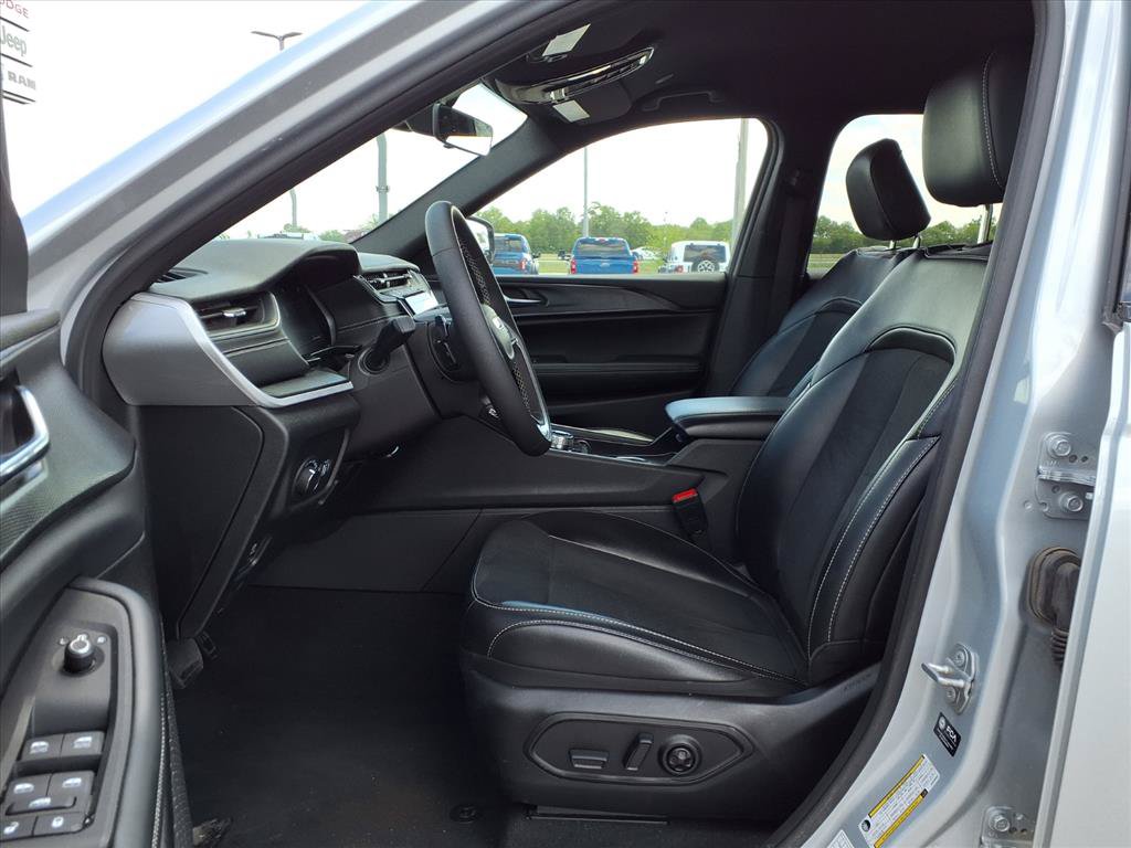 Used 2025 Jeep Grand Cherokee Altitude AWD/4WD image 19