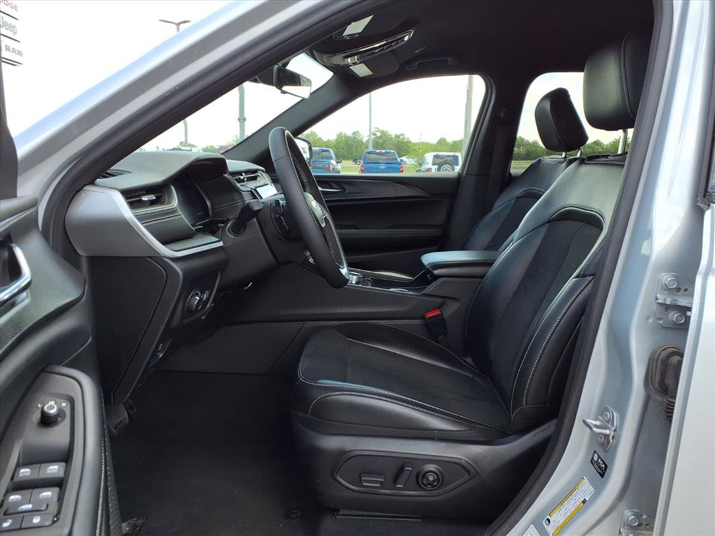 Used 2025 Jeep Grand Cherokee Altitude AWD/4WD image 19