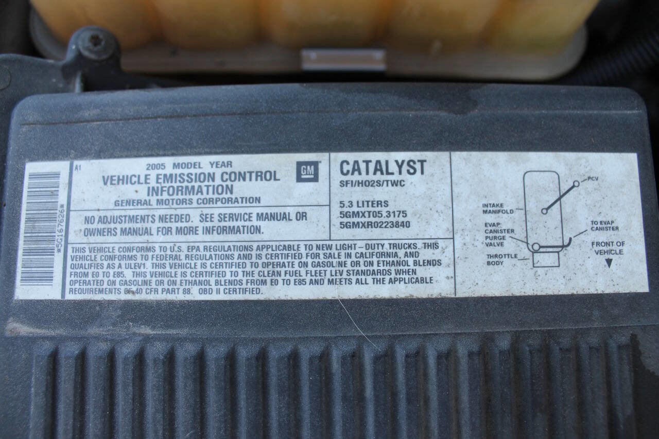 Used 2005 Chevrolet Suburban LS image 20