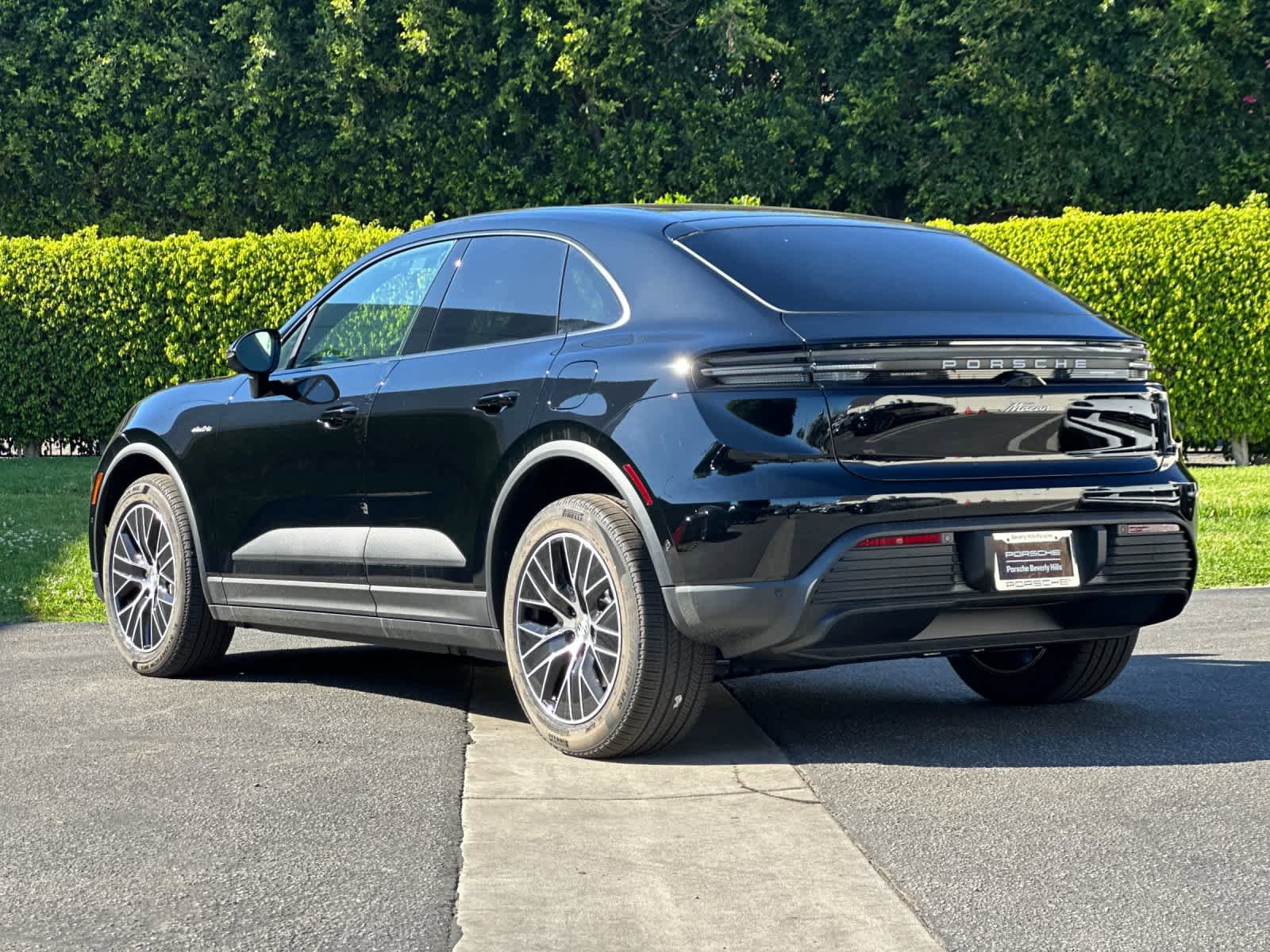 New 2026 Porsche Macan Electric RWD image 3