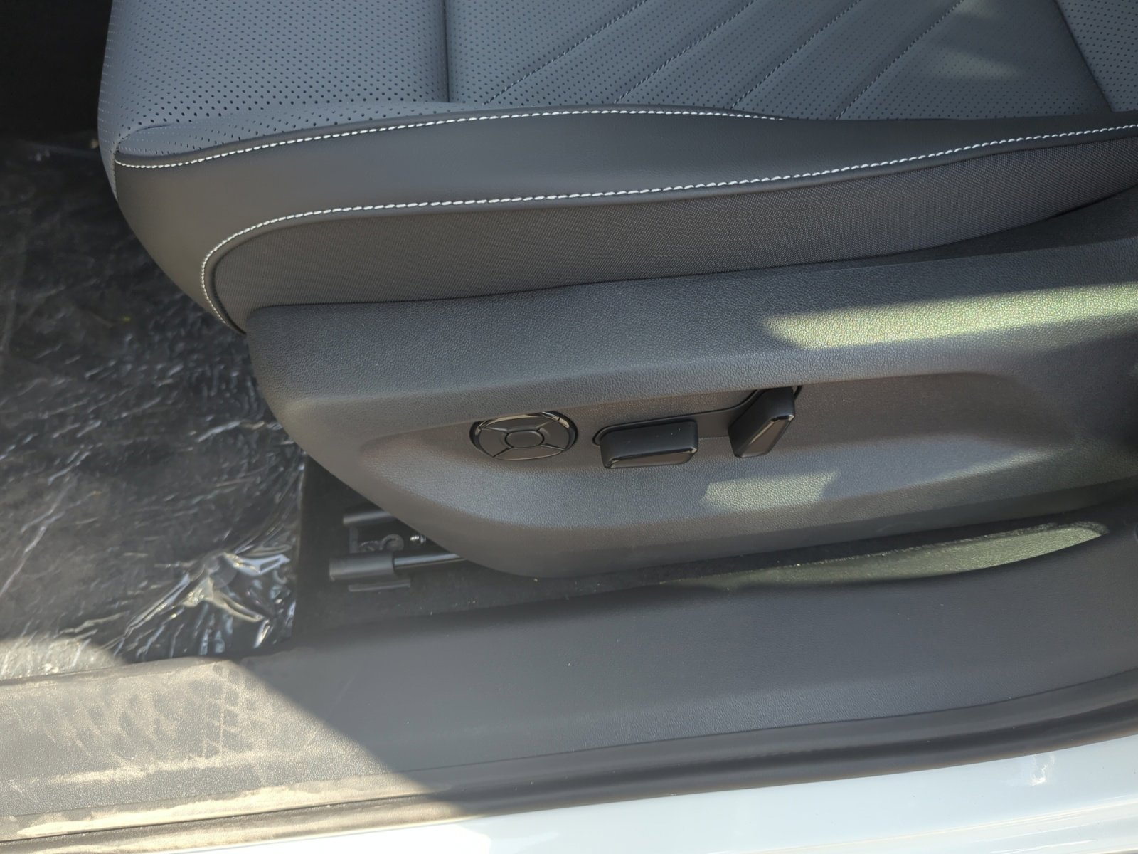 New 2025 Volkswagen Tiguan SE image 14