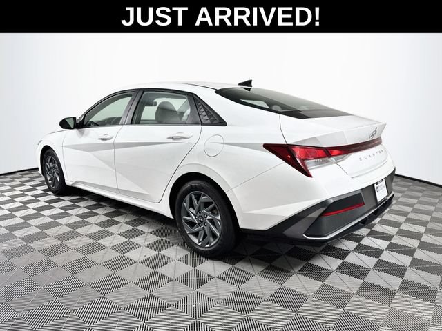 Certified 2024 Hyundai Elantra SEL FWD image 5