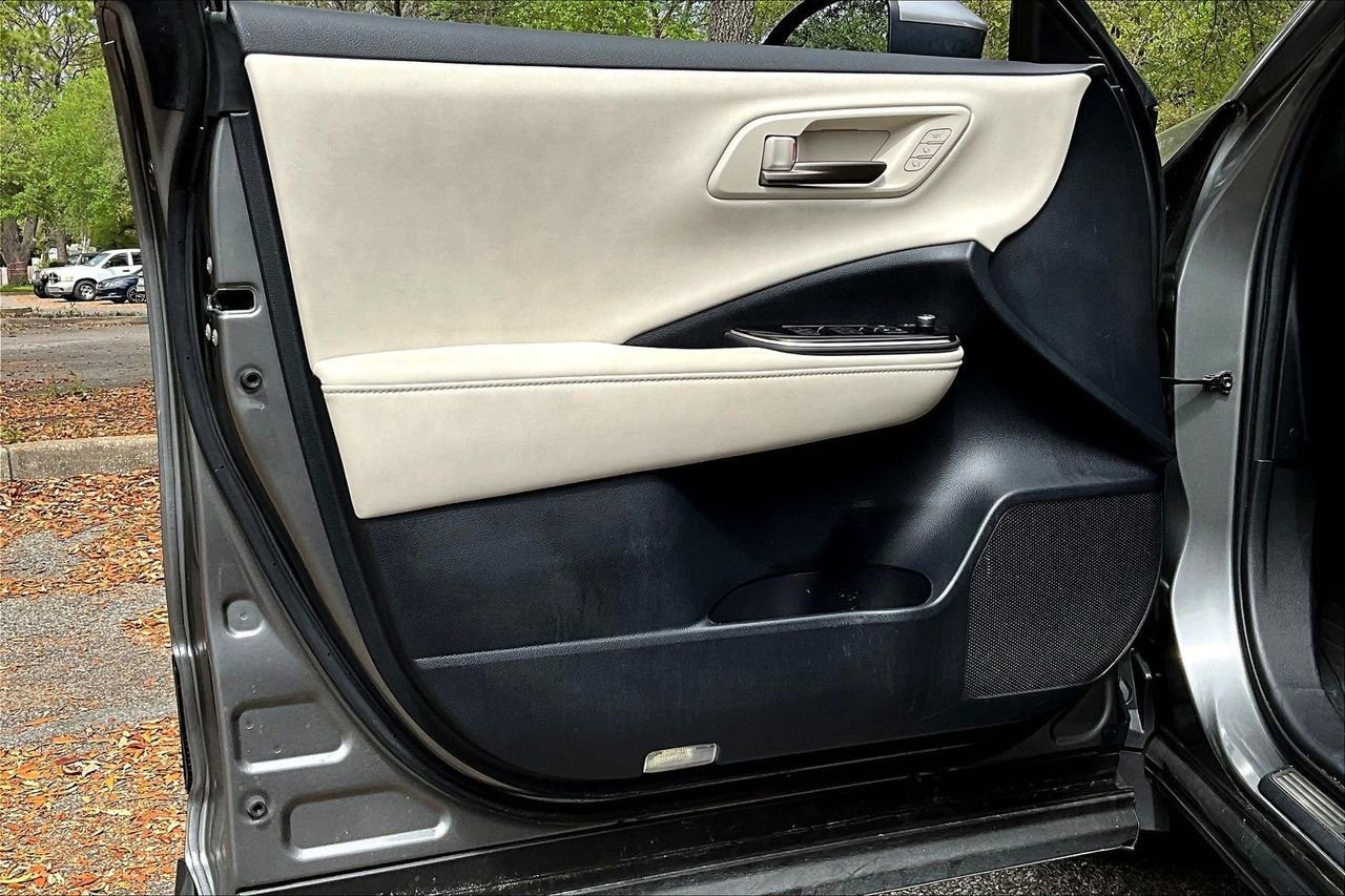 Used 2025 Toyota Crown Limited w/ Advanced Technology Package AWD/4WD image 17