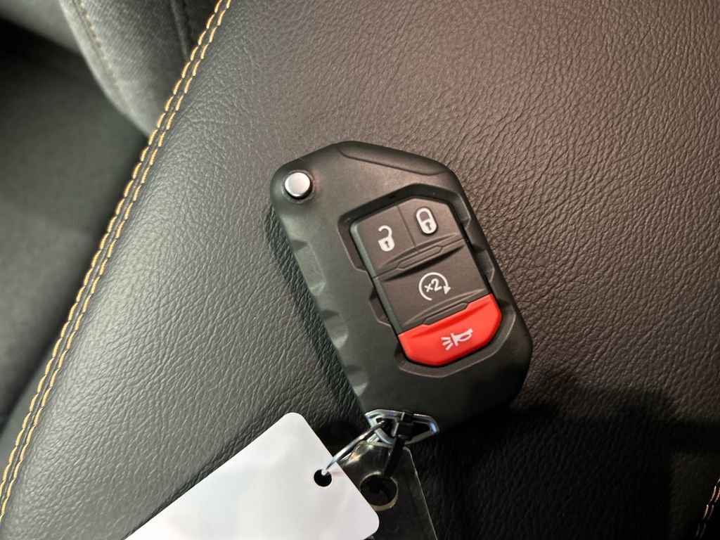 Used 2025 Jeep Wrangler Unlimited Sahara w/ Safety Group AWD/4WD image 22