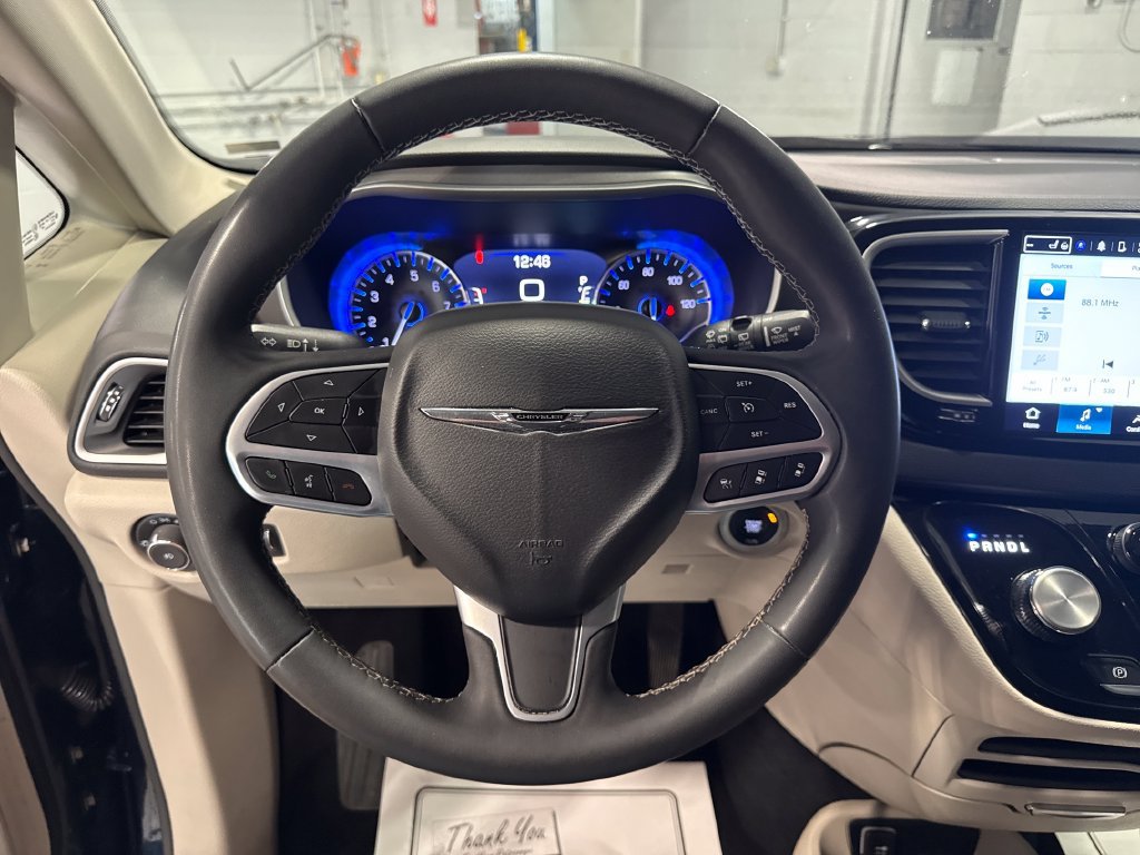 Used 2023 Chrysler Pacifica Touring-L FWD image 5