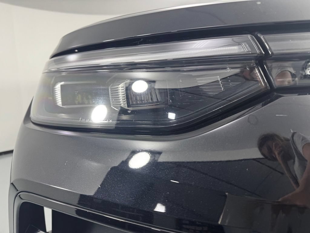 Used 2025 Volkswagen Tiguan SE R-Line AWD/4WD image 8