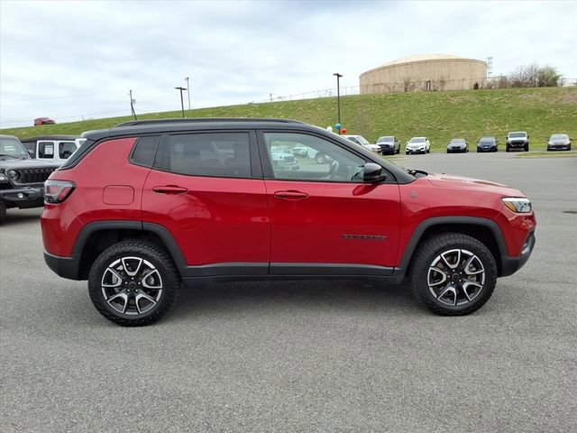Used 2025 Jeep Compass Trailhawk w/ Trailhawk Elite Group AWD/4WD image 5