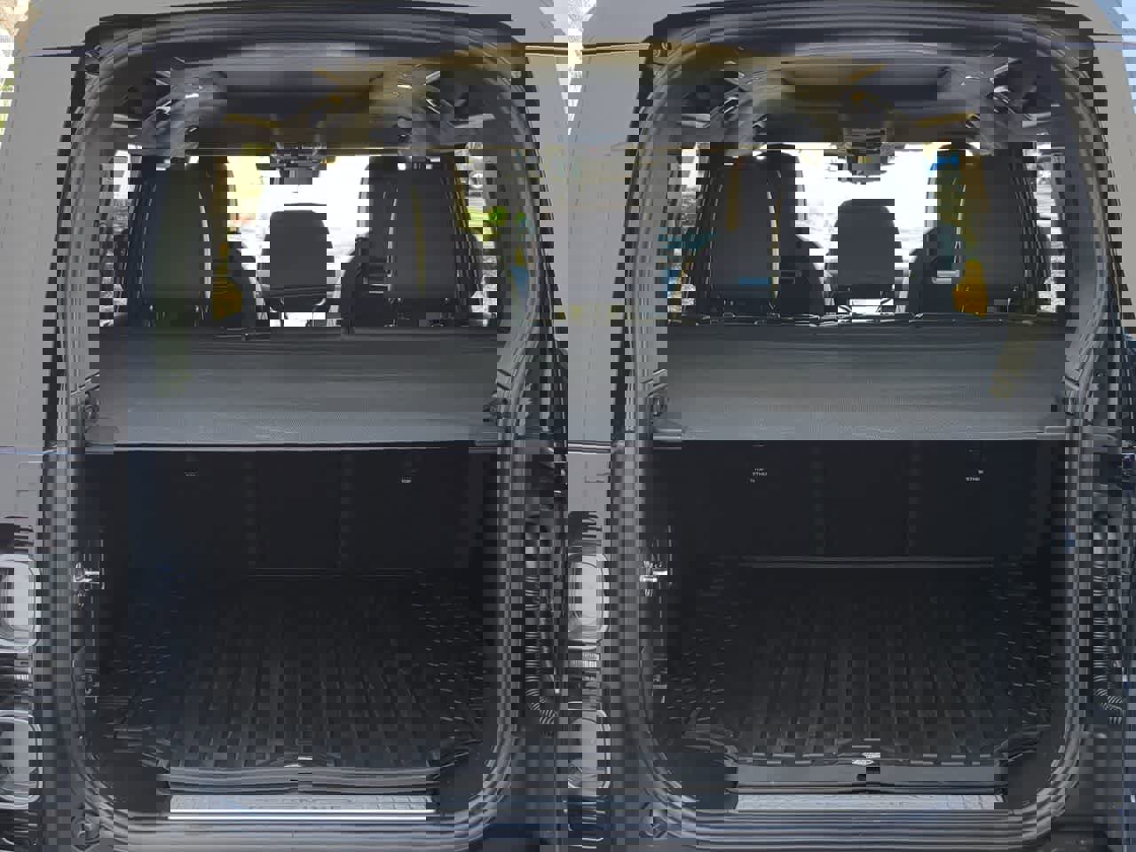 Used 2025 Land Rover Defender 110 image 37