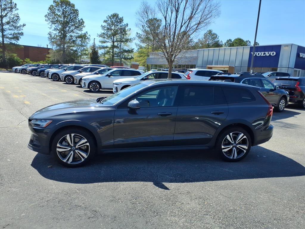 Certified 2025 Volvo V60 B5 Cross Country Plus image 8