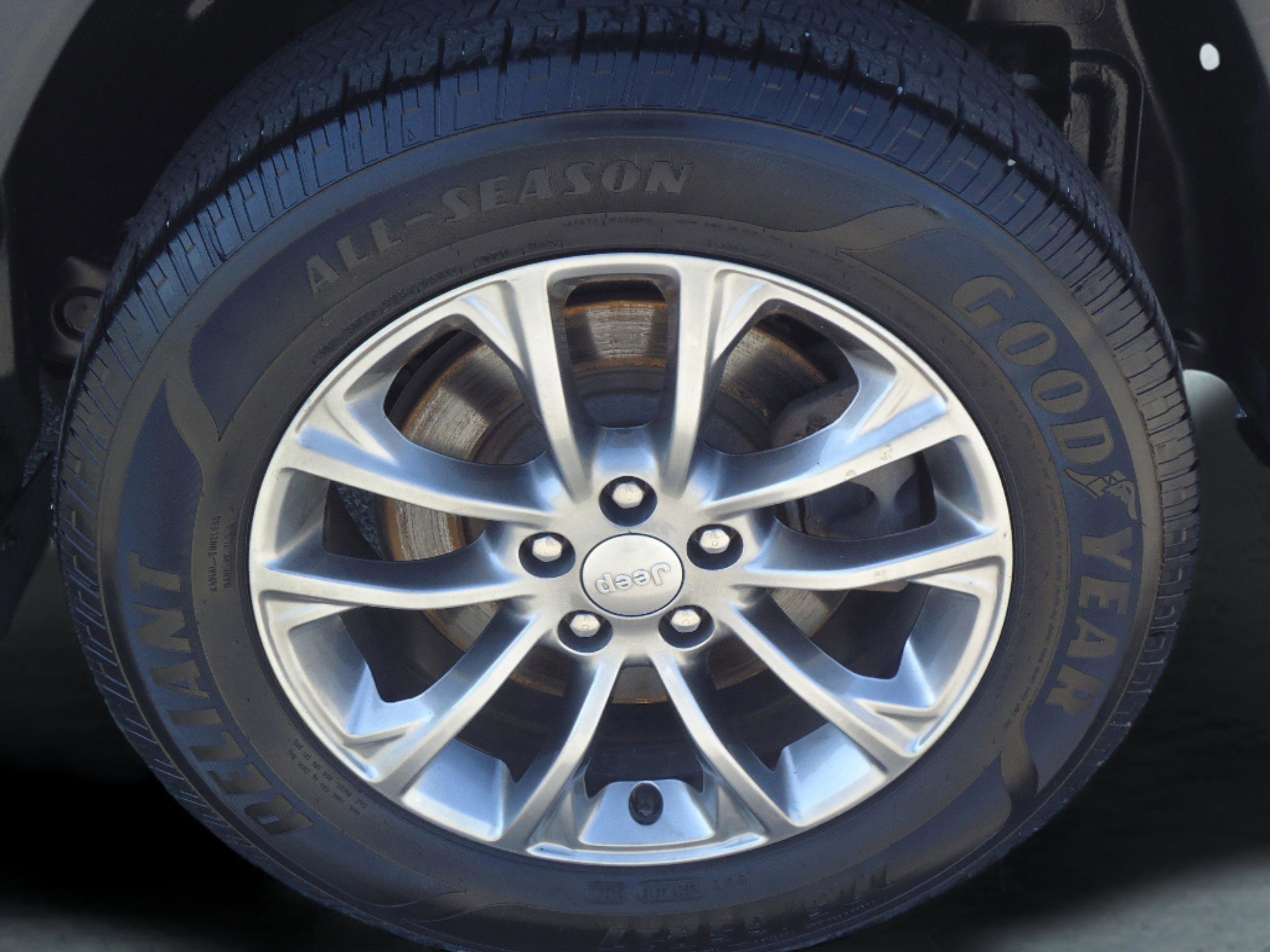 Used 2020 Jeep Cherokee Latitude Plus w/ Cold Weather Group image 9