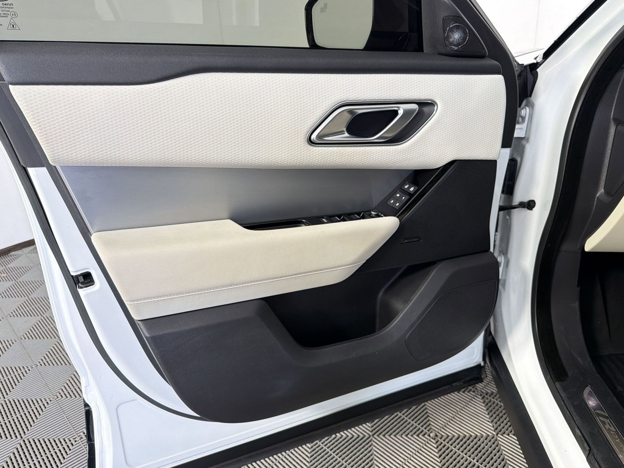 Used 2022 Land Rover Range Rover Velar R-Dynamic S image 12