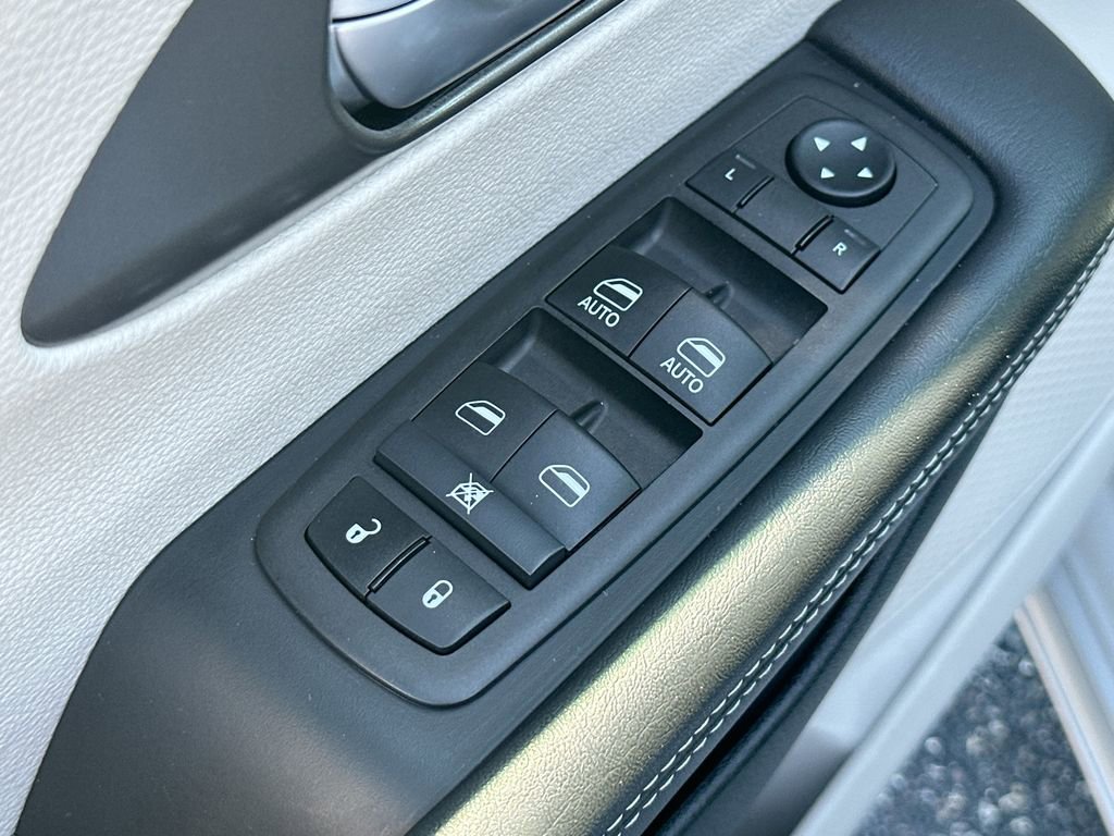 Used 2024 Chrysler Pacifica Limited image 19