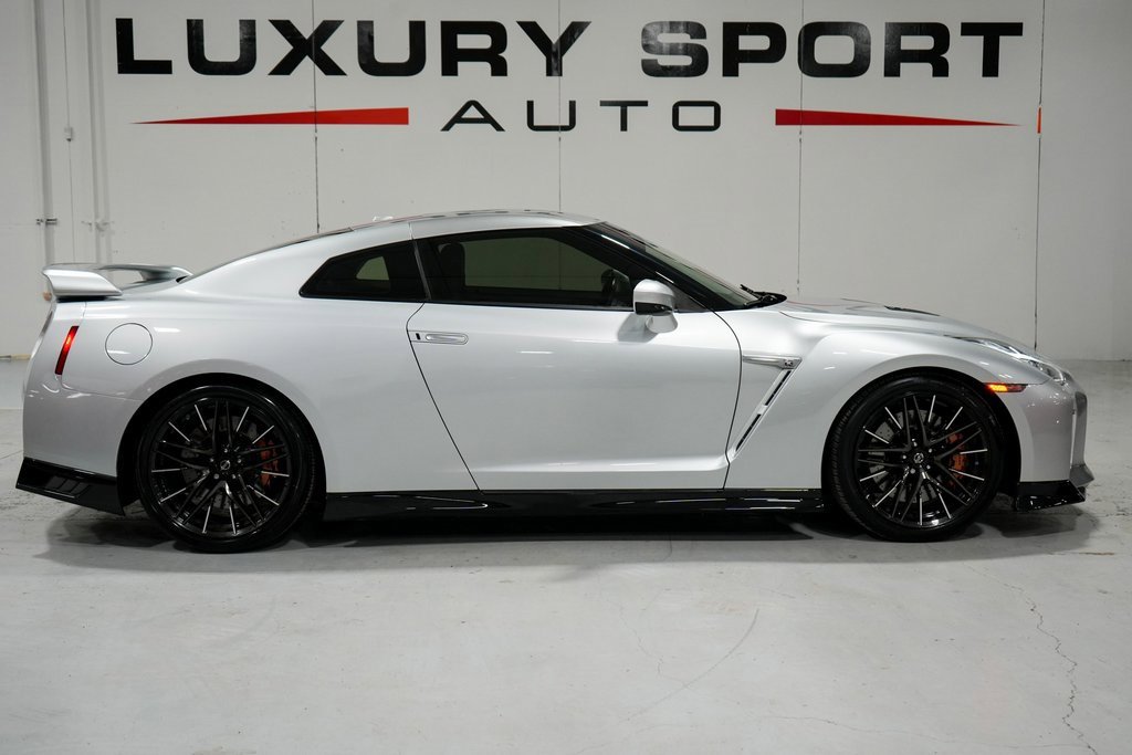 Used 2020 Nissan GT-R Premium image 7
