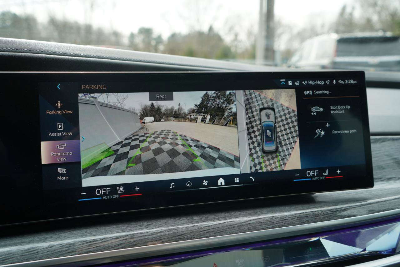 Used 2023 BMW 760i xDrive w/ Executive Package image 38