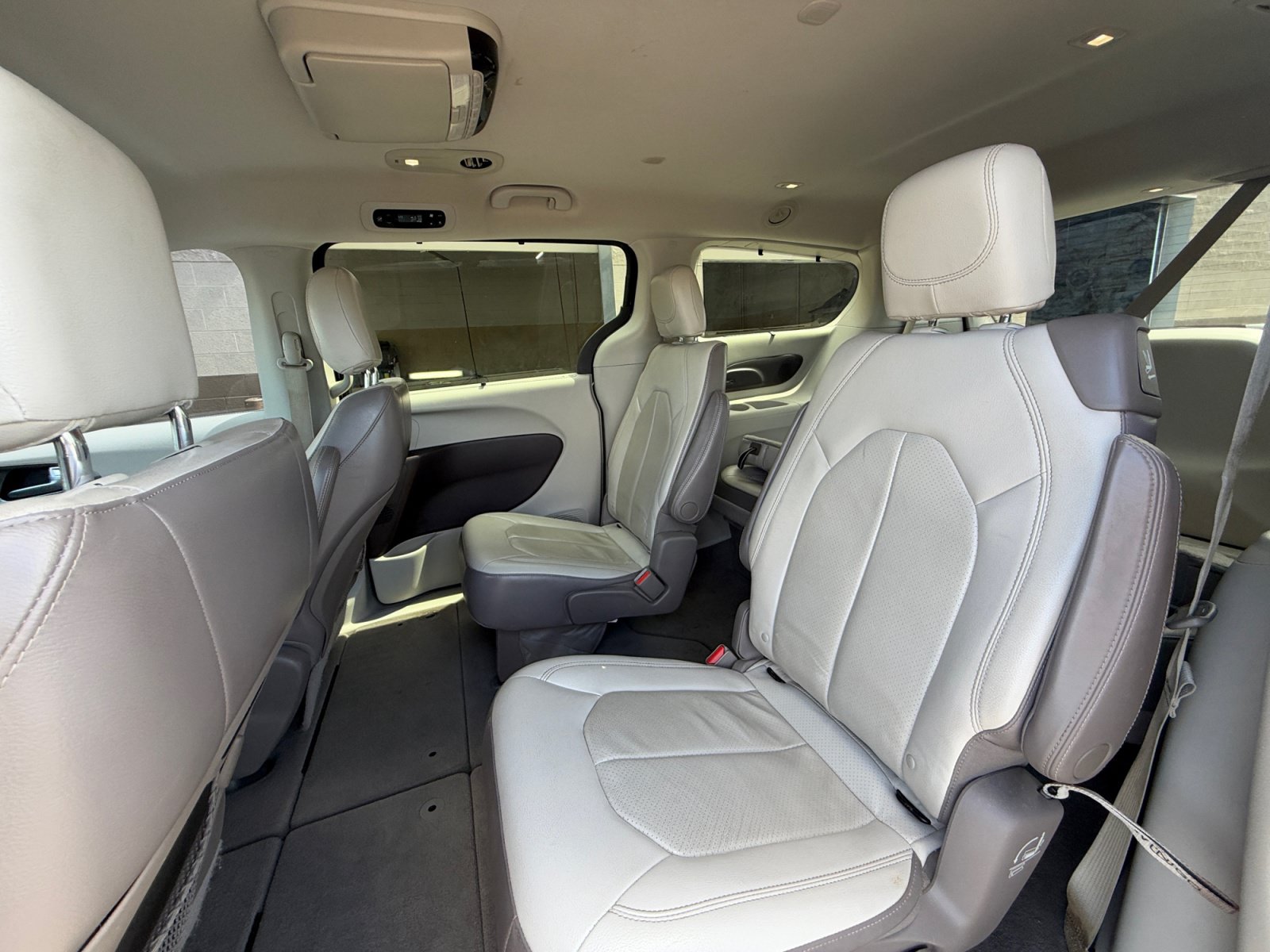 Used 2018 Chrysler Pacifica Touring-L w/ Advanced Safetytec Group FWD image 17