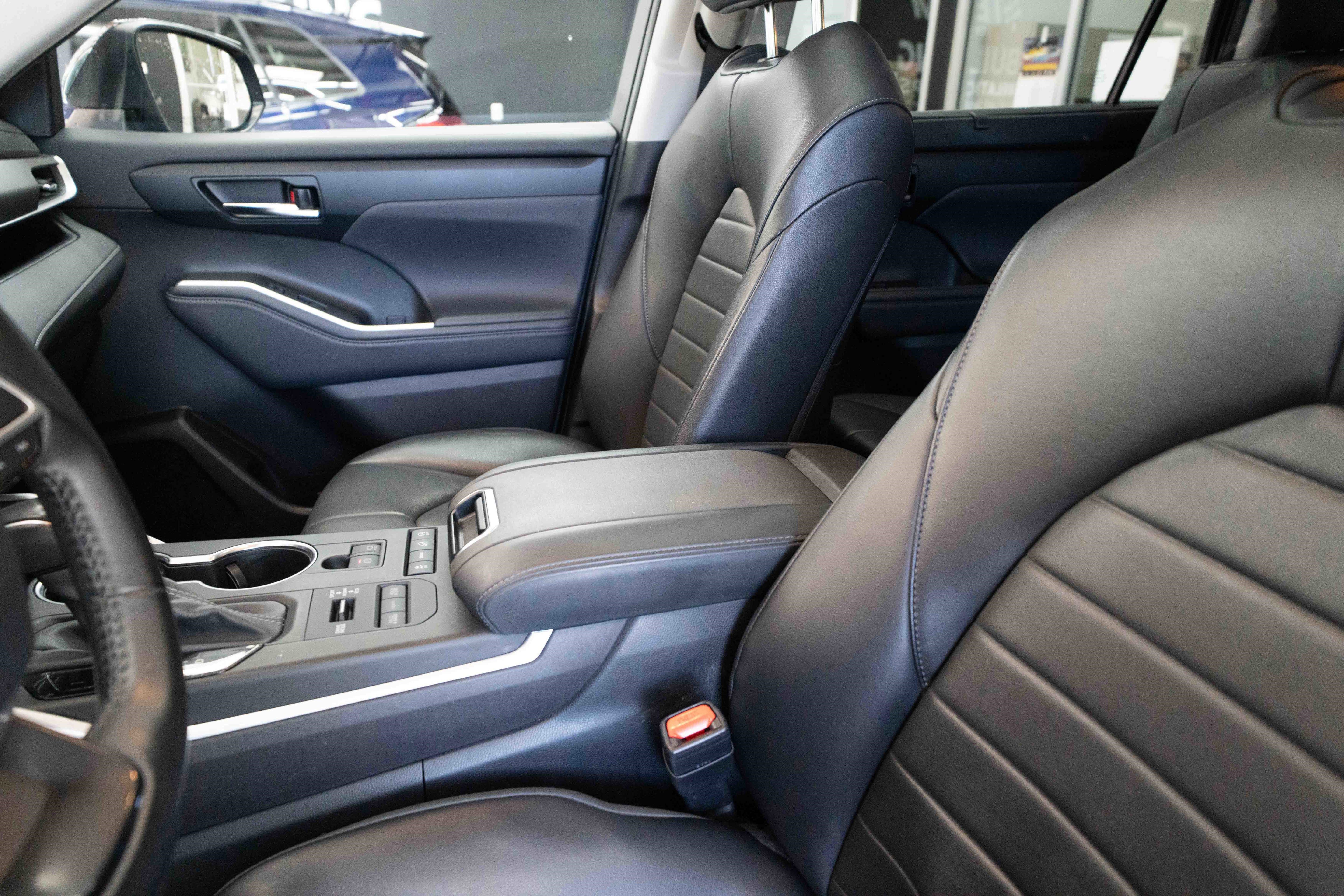 Used 2022 Toyota Highlander XLE AWD/4WD image 10