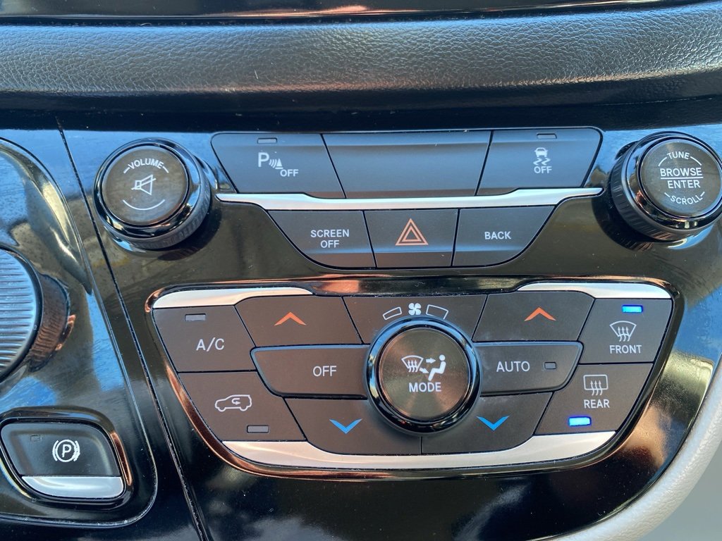 Used 2017 Chrysler Pacifica Touring-L image 36